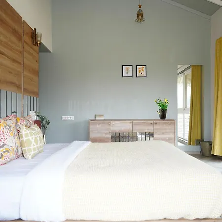 Stayvista'S The Aquamarine Villa - Igatpuri - Lakeside Retreat With Infinity Pool & Deck, Theatre Room & Gazebo-2